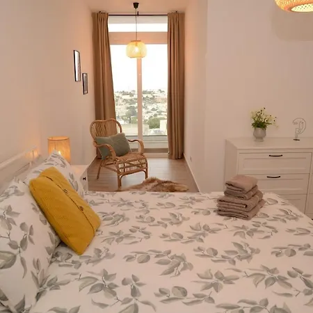 Seaviews, Modern & Spacious